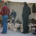 831119 Afbeelding van een hoepelmaker tijdens een demonstratie oude ambachten op de jaarmarkt in Cothen die werd ...